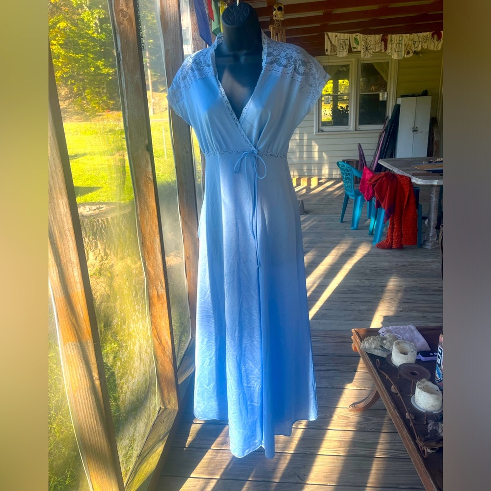 Stunning Vintage Nightgown by Vanity Fair in excellent condition